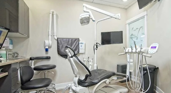 Modern dental treatment room at Eagle Point Dental in Nanaimo, featuring advanced equipment and a comfortable patient chair.
